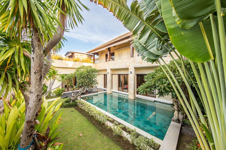 Casa de dos pisos con alberca y jardin