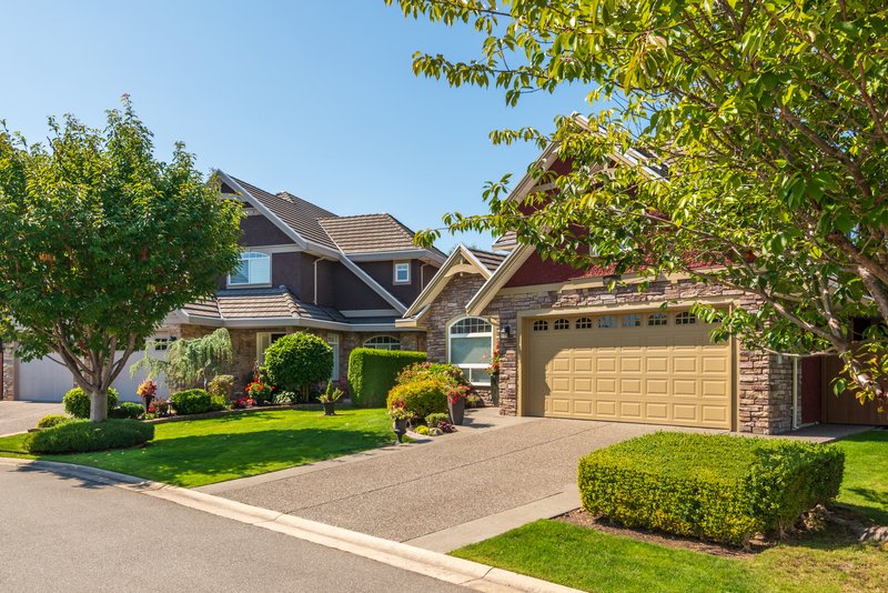 Vista de casa con cochera
